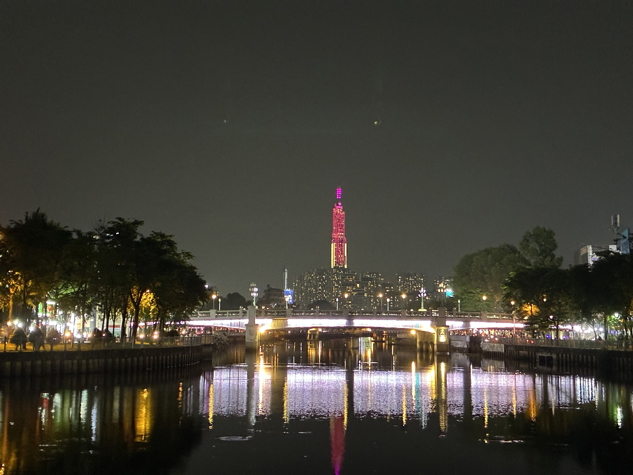 Ảnh chụp 2x trong điều kiện thiếu sáng từ camera của iPhone 16e. Ảnh chụp 2x trong điều kiện thiếu sáng từ camera của iPhone 16e.