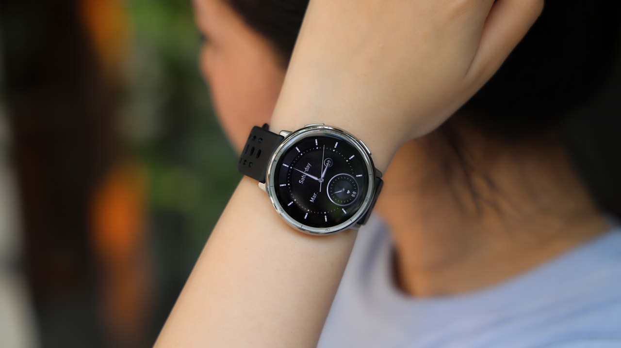 Trên tay Amazfit Active 2: Thiết kế sang trọng, nhiều tính năng Trên tay Amazfit Active 2: Thiết kế sang trọng, nhiều tính năng