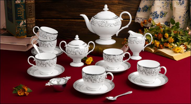 Bộ ấm chén sứ với vẻ đẹp tinh tế, sang trọng, mang đậm nét truyền thống, là biểu tượng cho sự sum vầy