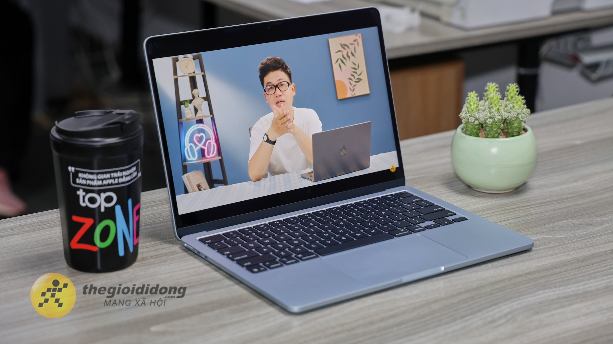 Hình ảnh thực tế màn hình MacBook Air M4 Hình ảnh thực tế màn hình MacBook Air M4