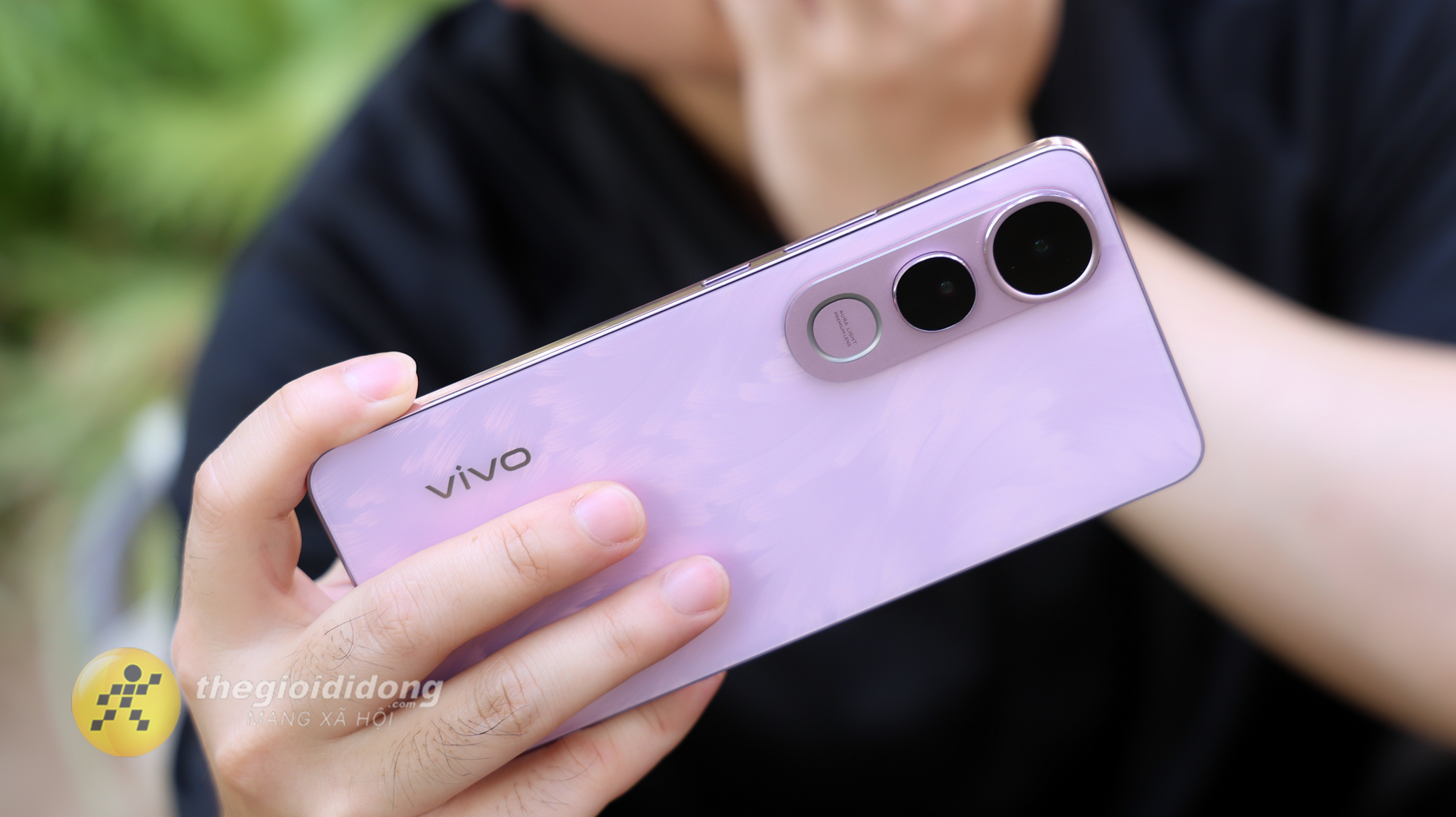 vivo V50 Lite sở hữu ngoại hình mỏng nhẹ cùng cảm giác cầm nắm thoải mái.