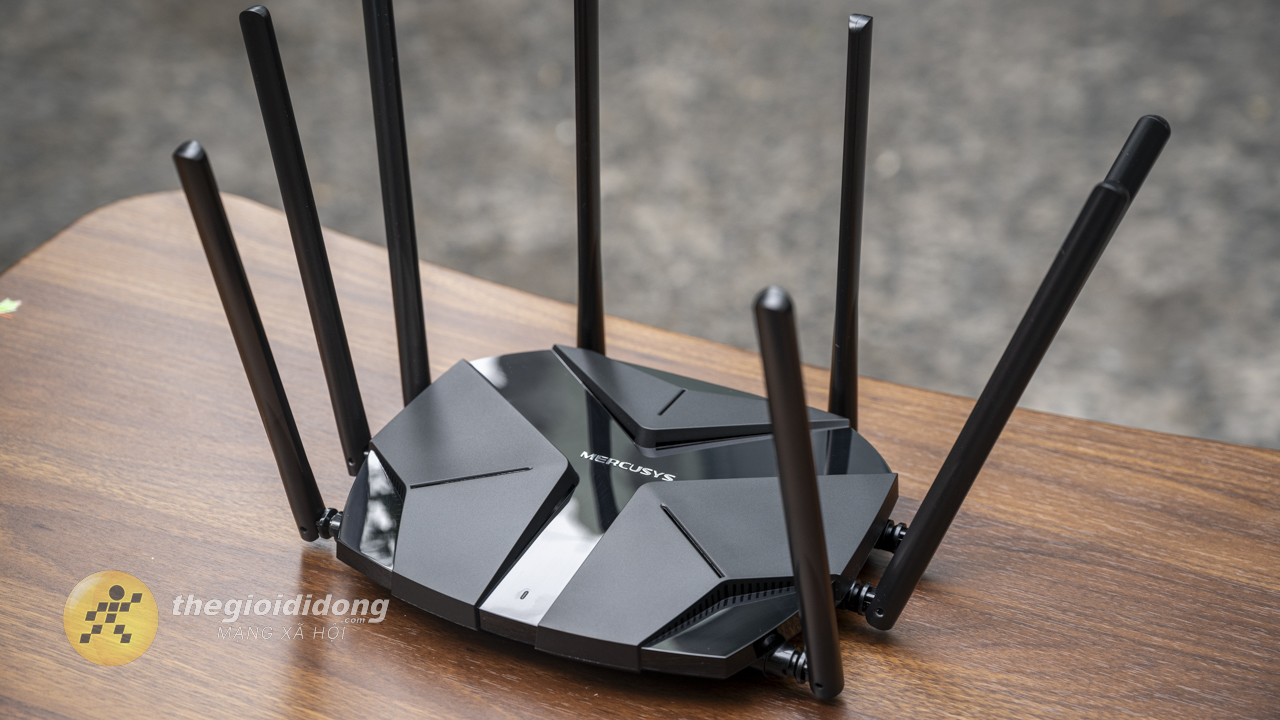 Router Wi-Fi 6 AX6000 8-Stream sử dụng tone màu đen chủ đạo. Router Wi-Fi 6 AX6000 8-Stream sử dụng tone màu đen chủ đạo.