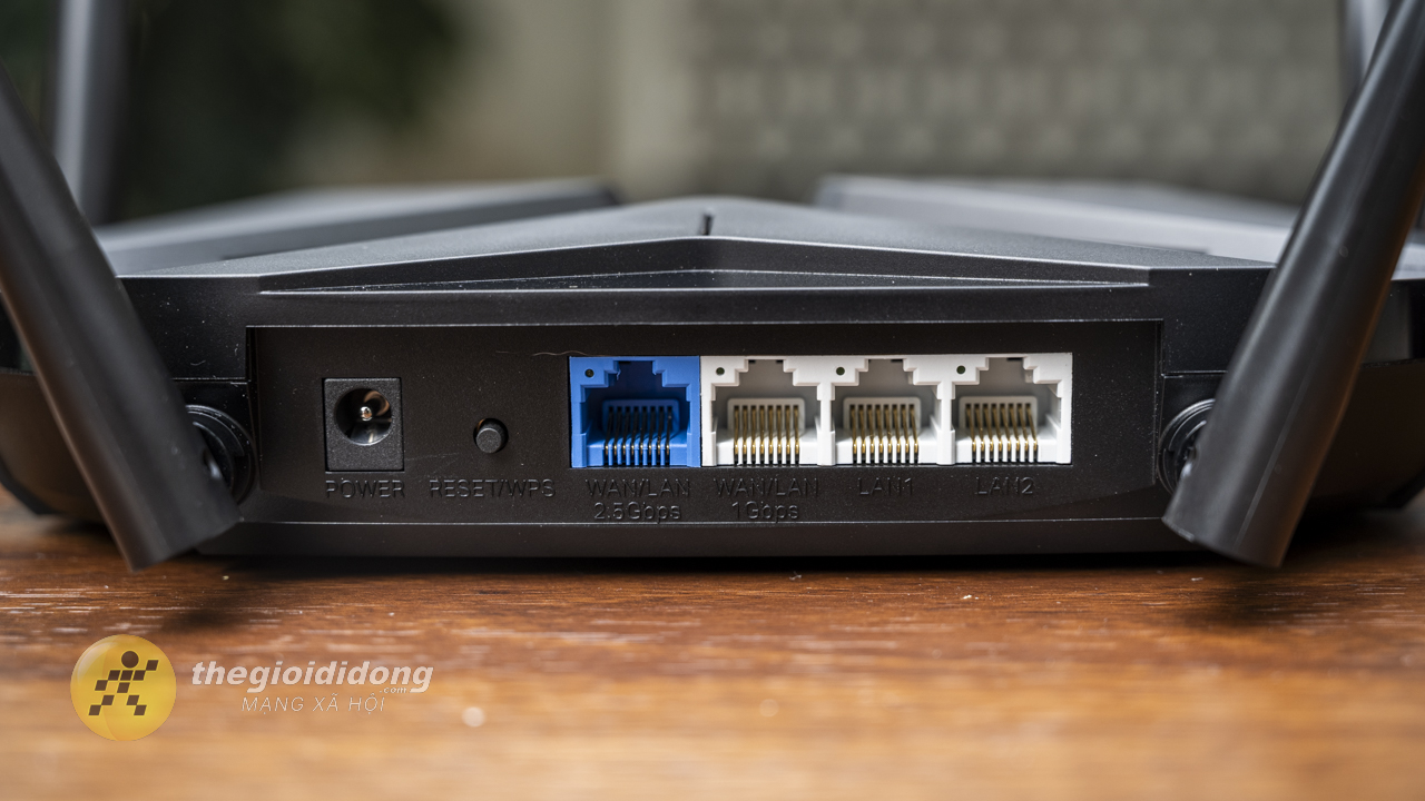 Router Wi-Fi 6 AX6000 8-Stream được trang bị 8 ăng ten đa hướng. Router Wi-Fi 6 AX6000 8-Stream được trang bị 8 ăng ten đa hướng.