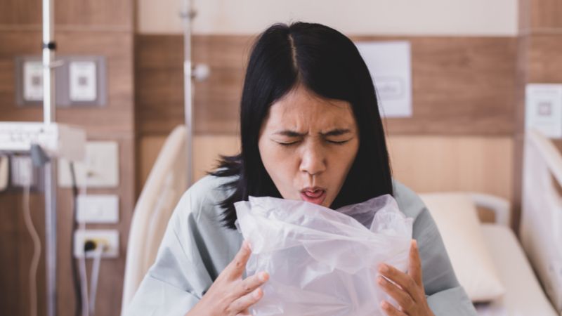 Những người có hệ tiêu hóa nhạy cảm khi uống kombucha có thể buồn nôn Những người có hệ tiêu hóa nhạy cảm khi uống kombucha có thể buồn nôn