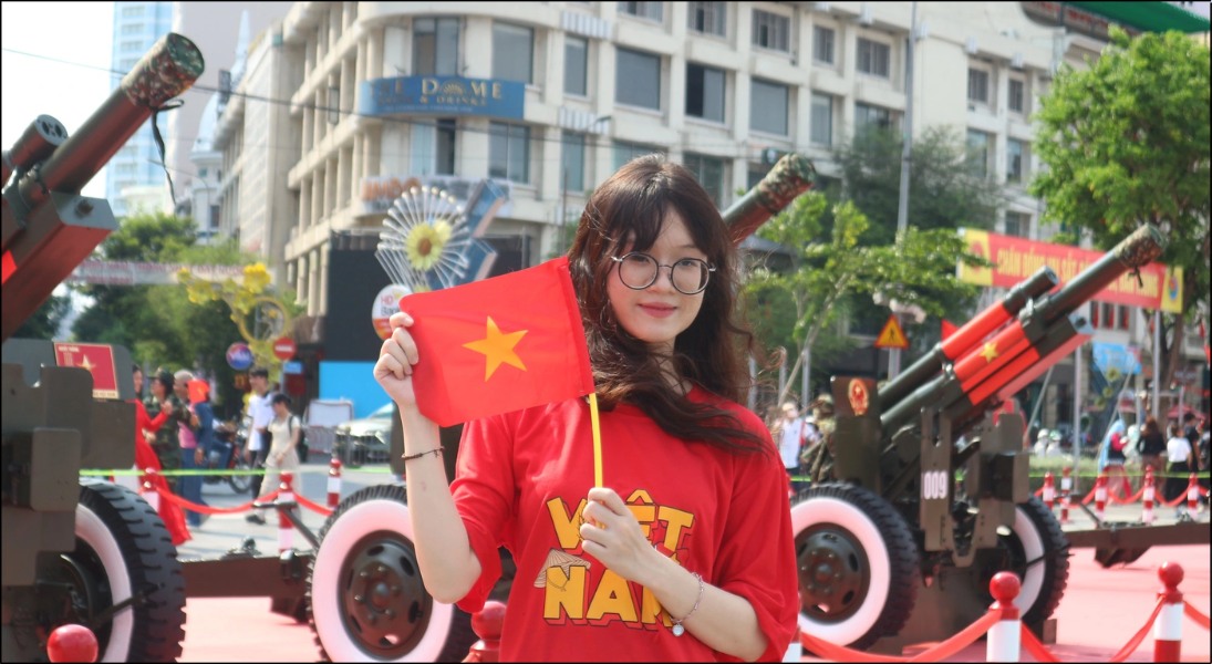 Quần áo màu sắc tươi sáng cũng rất phù hợp với không khí lễ hội 30/4