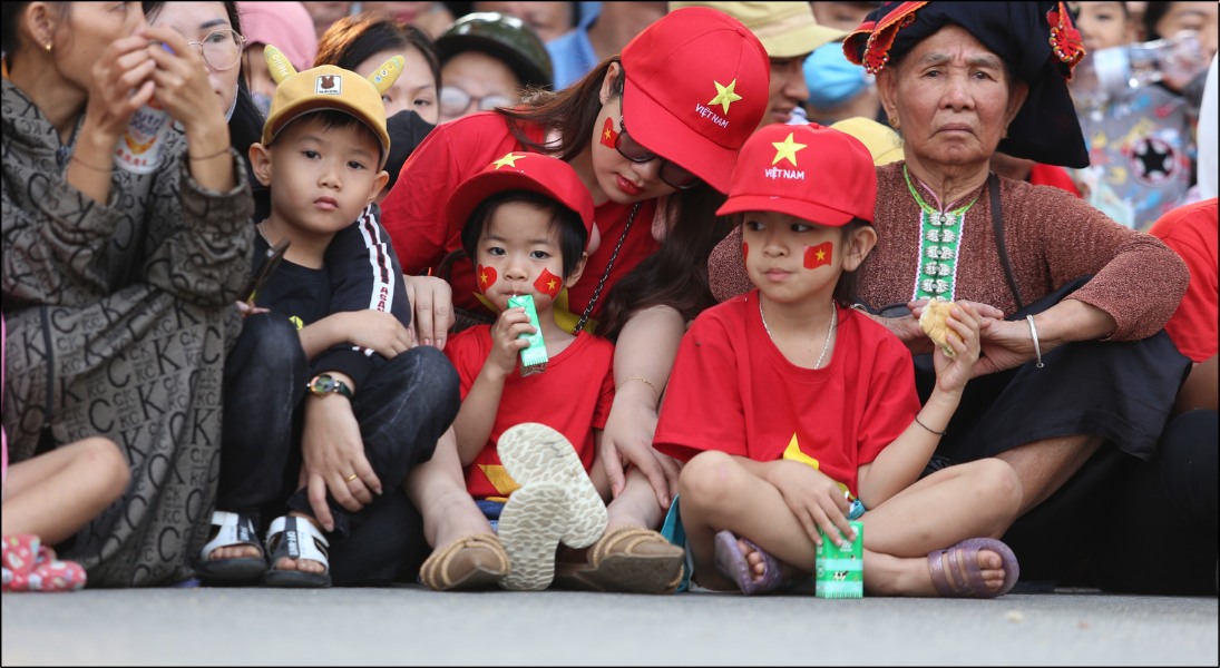 Cần chuẩn bị sẵn nước, đồ ăn nhẹ và thuốc cần thiết và tránh đưa trẻ đến nơi quá đông đúc