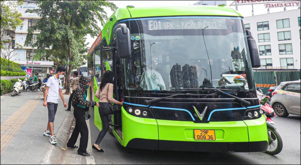 Bạn cũng có thể cân nhắc di chuyển bằng phương tiện công cộng hoặc xe công nghệ