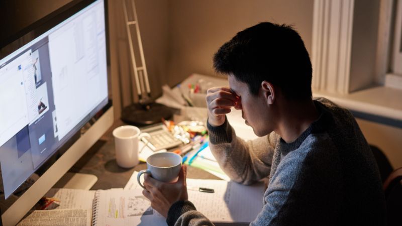Ngủ muộn dễ khiến bạn rơi vào trạng thái cáu gắt