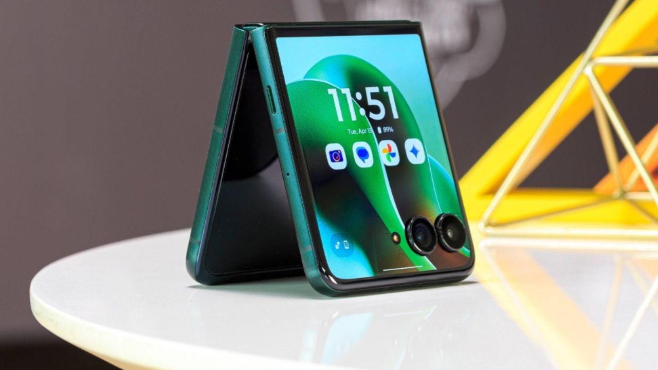 Trên tay Motorola Razr 60 Ultra: Màn hình gập 7 inch, pin 4.700 mAh Trên tay Motorola Razr 60 Ultra: Màn hình gập 7 inch, pin 4.700 mAh