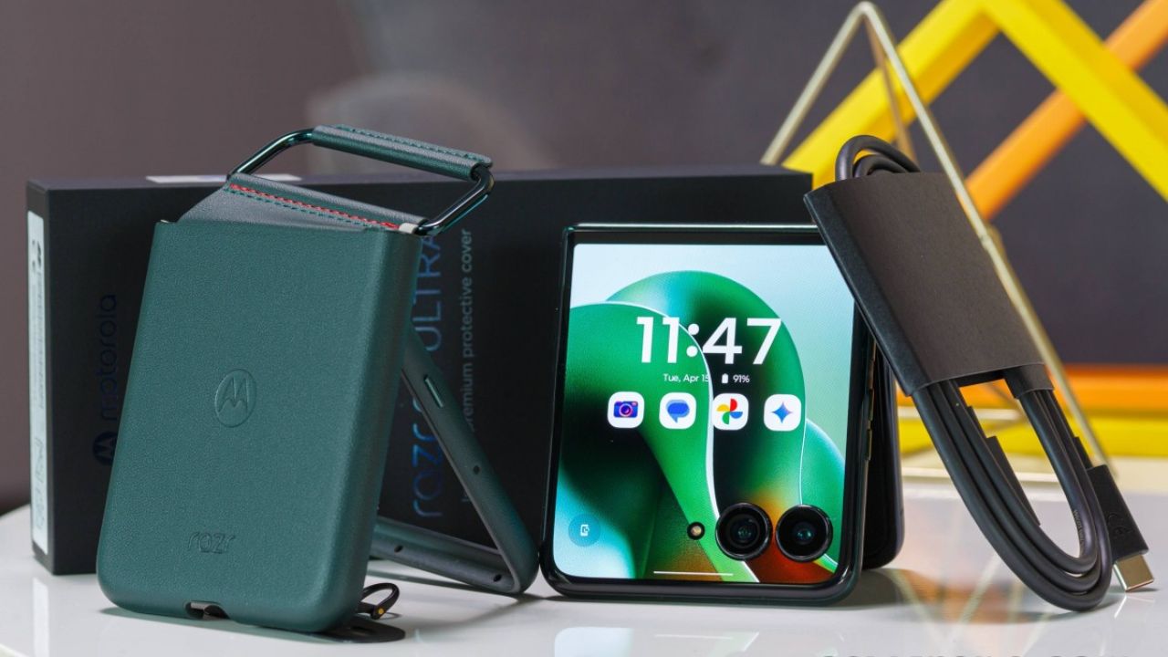 Trên tay Motorola Razr 60 Ultra: Màn hình gập 7 inch, pin 4.700 mAh Trên tay Motorola Razr 60 Ultra: Màn hình gập 7 inch, pin 4.700 mAh