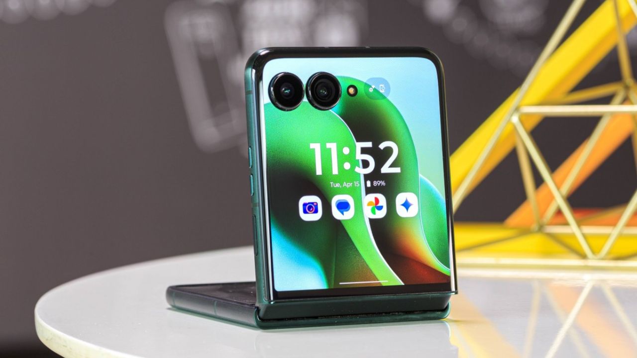 Trên tay Motorola Razr 60 Ultra: Màn hình gập 7 inch, pin 4.700 mAh Trên tay Motorola Razr 60 Ultra: Màn hình gập 7 inch, pin 4.700 mAh