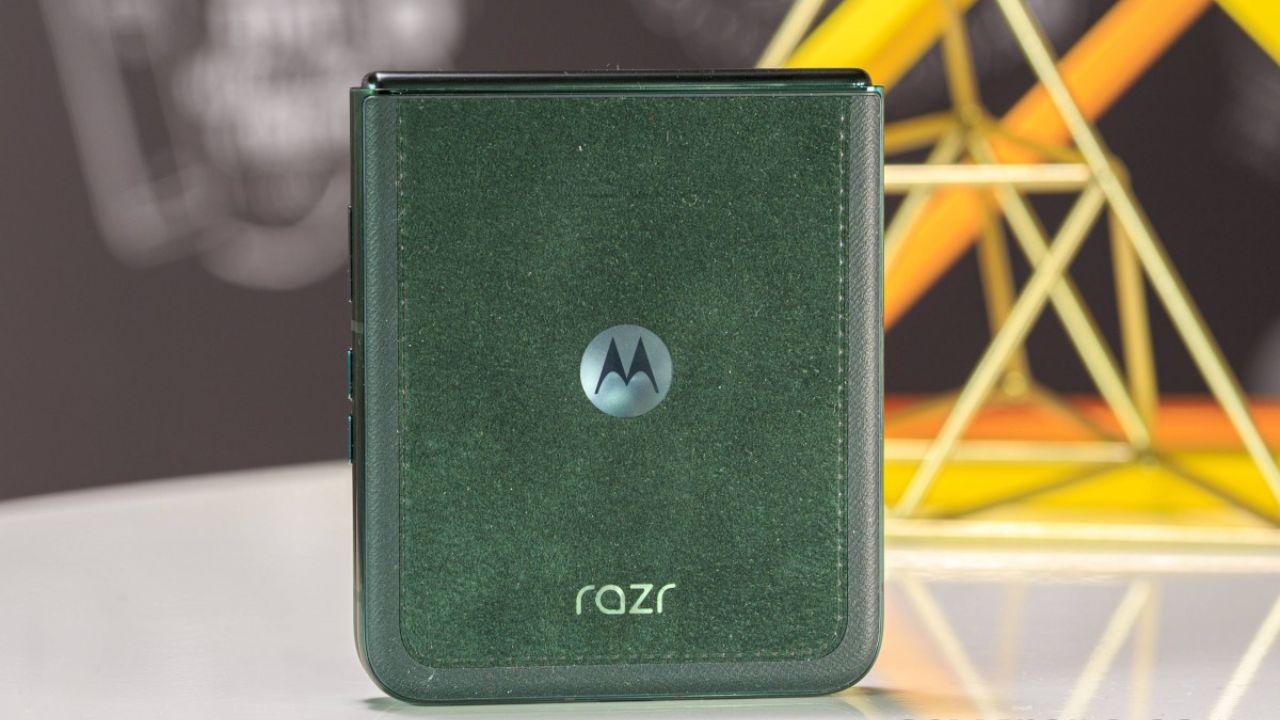 Trên tay Motorola Razr 60 Ultra: Màn hình gập 7 inch, pin 4.700 mAh Trên tay Motorola Razr 60 Ultra: Màn hình gập 7 inch, pin 4.700 mAh