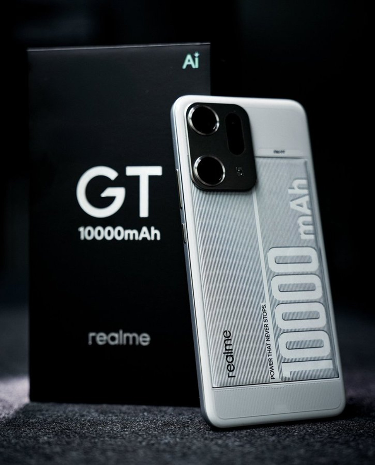 Mặc dù có viên pin khủng nhưng realme GT 10.000 mAh chỉ mỏng 8.5 mm và chỉ nặng hơn 200 gram. Mặc dù có viên pin khủng nhưng realme GT 10.000 mAh chỉ mỏng 8.5 mm và chỉ nặng hơn 200 gram.