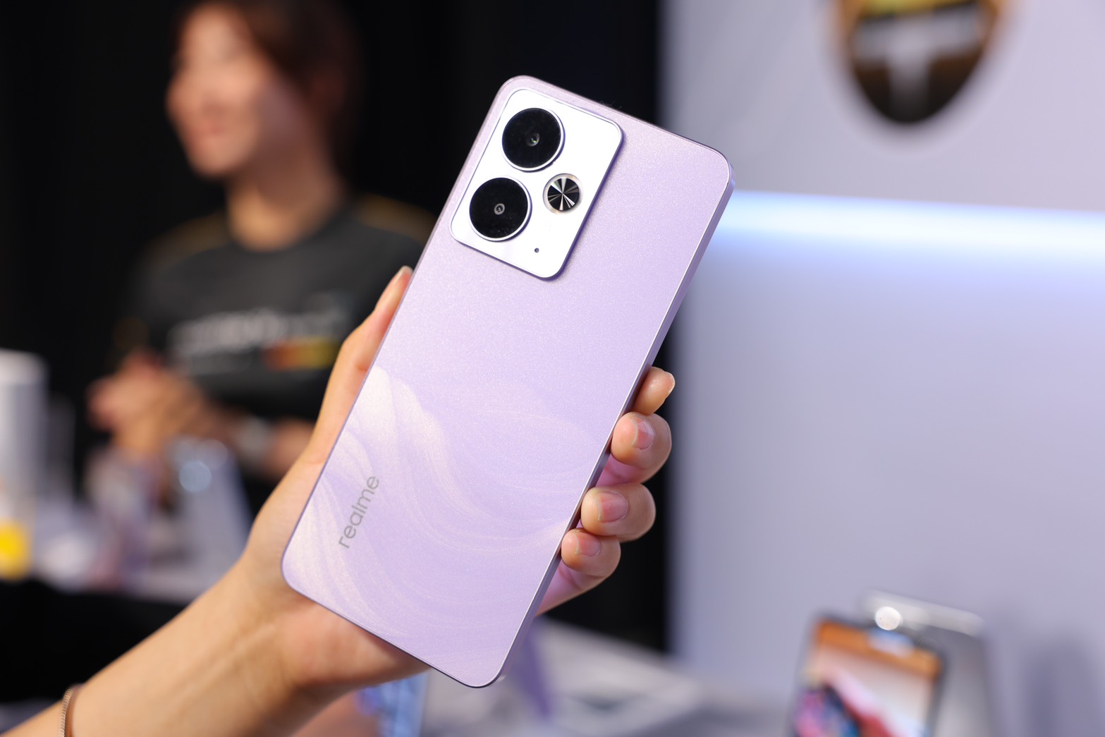realme 14 5G dường như có thiết kế cao cấp hơn so với realme 13 5G. realme 14 5G dường như có thiết kế cao cấp hơn so với realme 13 5G.
