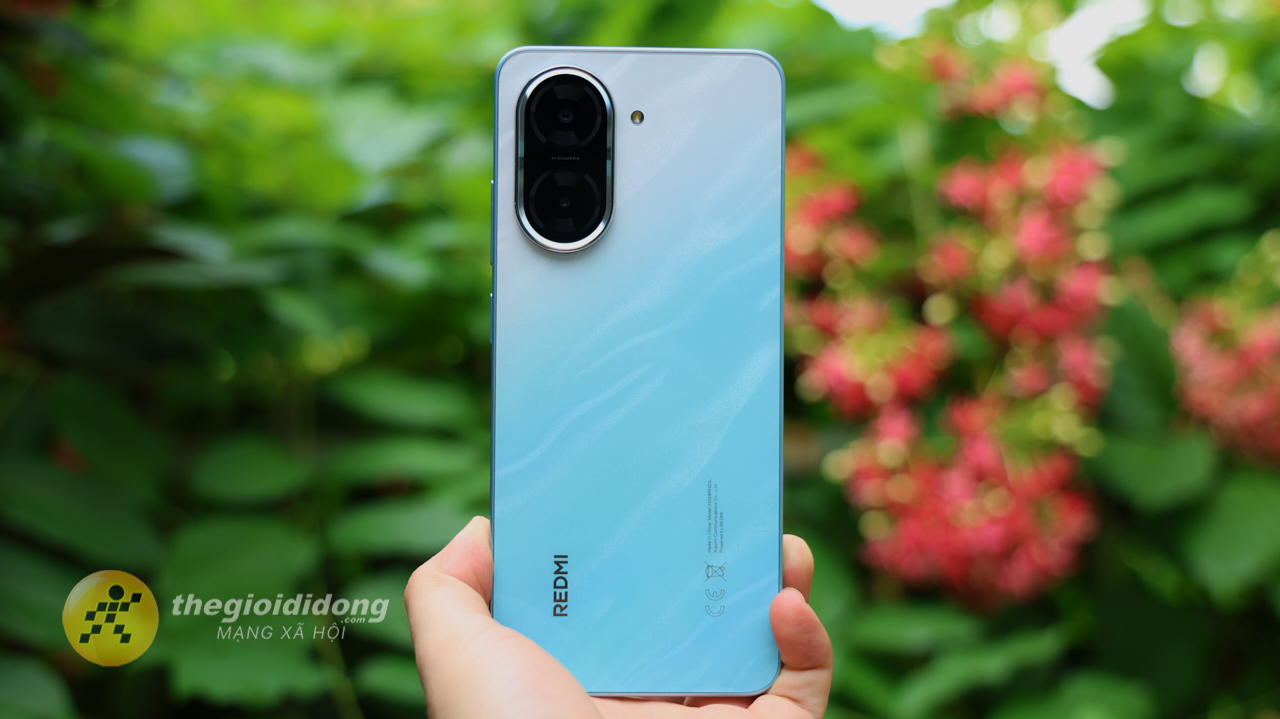 Phần thiết kế camera cùng với dòng chữ REDMI tạo điểm nhấn phần mặt sau. Phần thiết kế camera cùng với dòng chữ REDMI tạo điểm nhấn phần mặt sau.