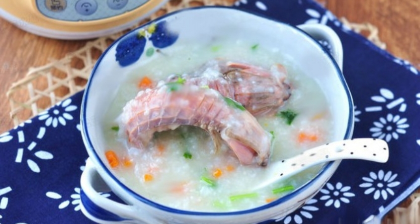 Hình minh hoạ cháo bề bề nấm rơm, cà rốt