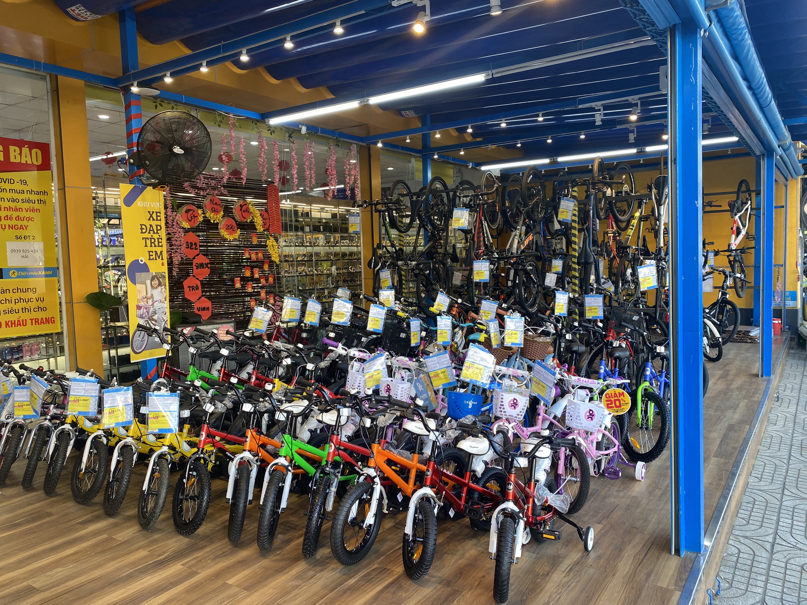 Tìm hiểu kỹ chính sách bán hàng và hậu mãi trước khi mua xe đạp hàng trưng bày để đảm bảo quyền lợi