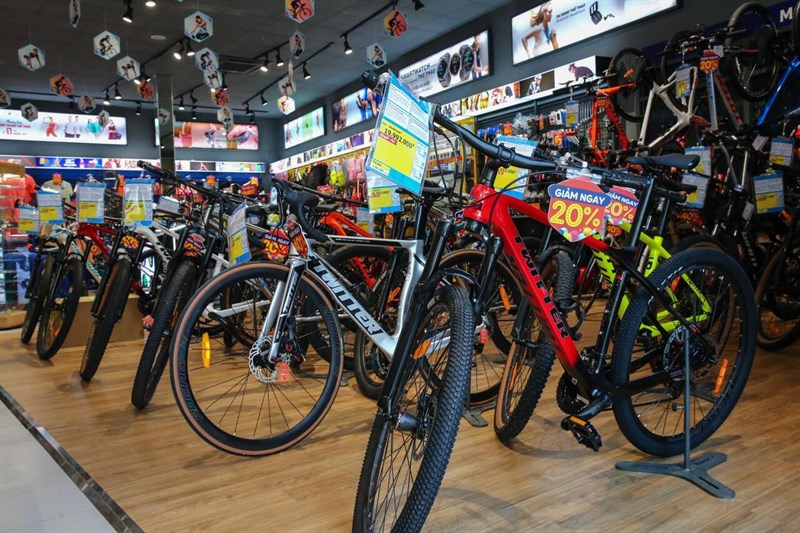 Xe đạp trưng bày là sản phẩm được sử dụng tại cửa hàng để khách hàng tham khảo trực quan