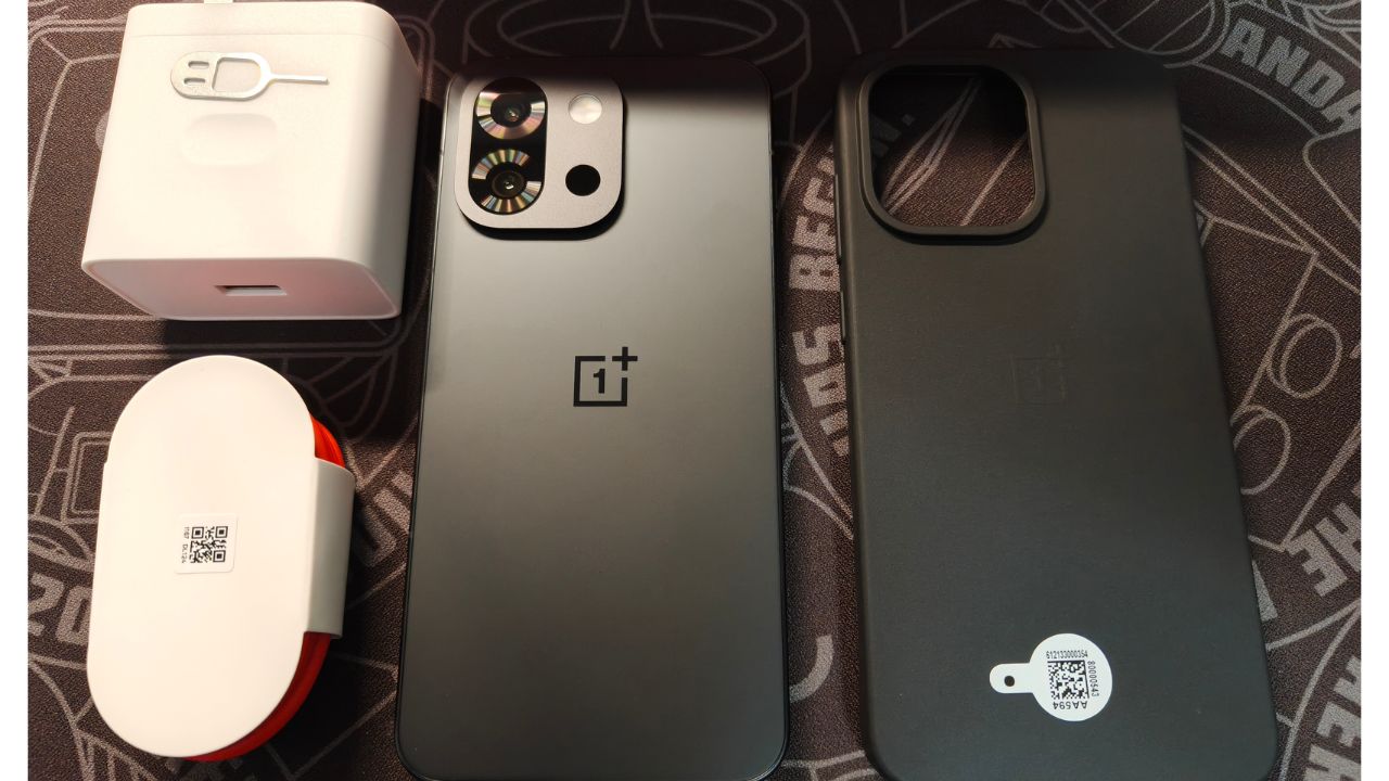Trên tay OnePlus 13T: 6.3 inch, chip Snapdragon 8 Elite, pin 6.260 mAh Trên tay OnePlus 13T: 6.3 inch, chip Snapdragon 8 Elite, pin 6.260 mAh