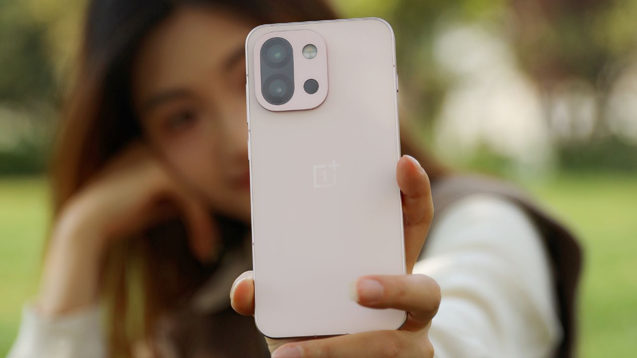 Trên tay OnePlus 13T: 6.3 inch, chip Snapdragon 8 Elite, pin 6.260 mAh Trên tay OnePlus 13T: 6.3 inch, chip Snapdragon 8 Elite, pin 6.260 mAh