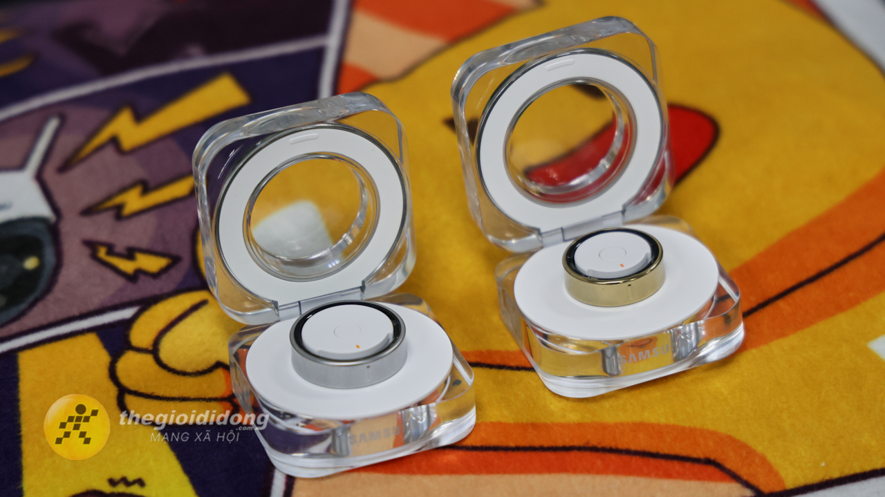 Galaxy Ring được đặt gọn trong hộp sạc, tông lên vẻ sang trọng của sản phẩm. Galaxy Ring được đặt gọn trong hộp sạc, tông lên vẻ sang trọng của sản phẩm.
