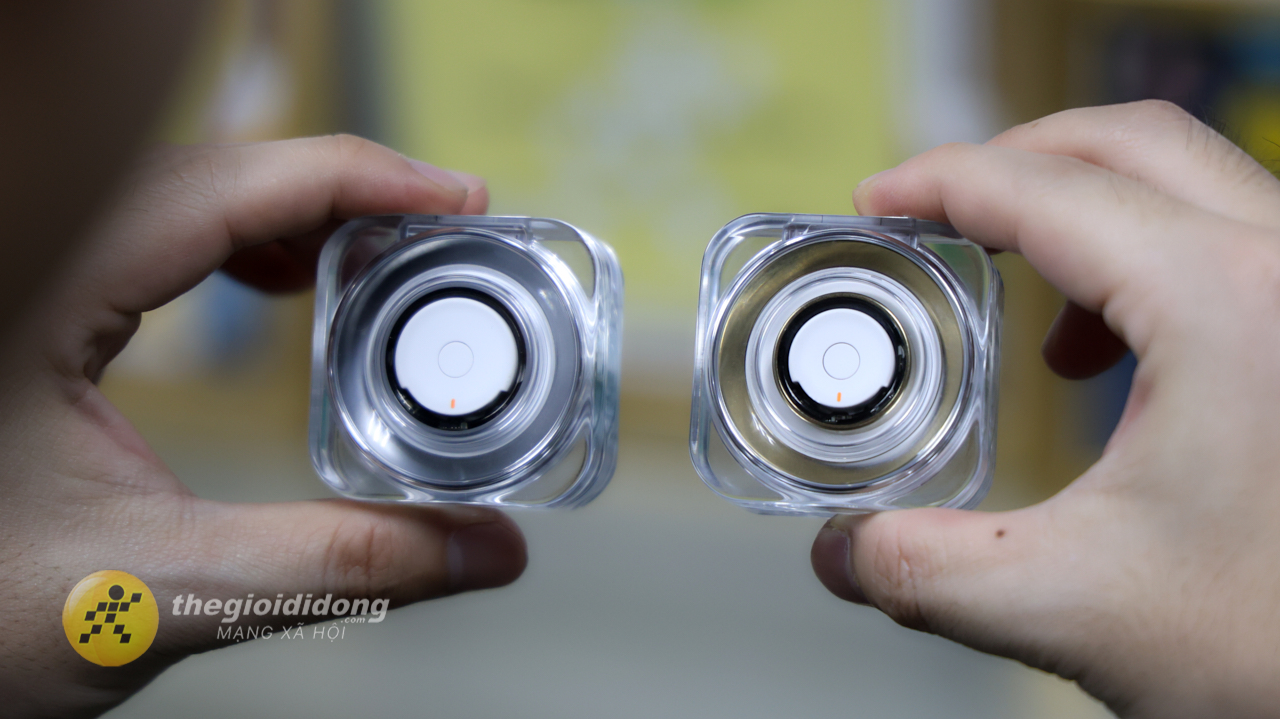 Phần đèn trên hộp sạc của Galaxy Ring sẽ sáng lên hiển thị tình trạng sạc của sản phẩm. Phần đèn trên hộp sạc của Galaxy Ring sẽ sáng lên hiển thị tình trạng sạc của sản phẩm.