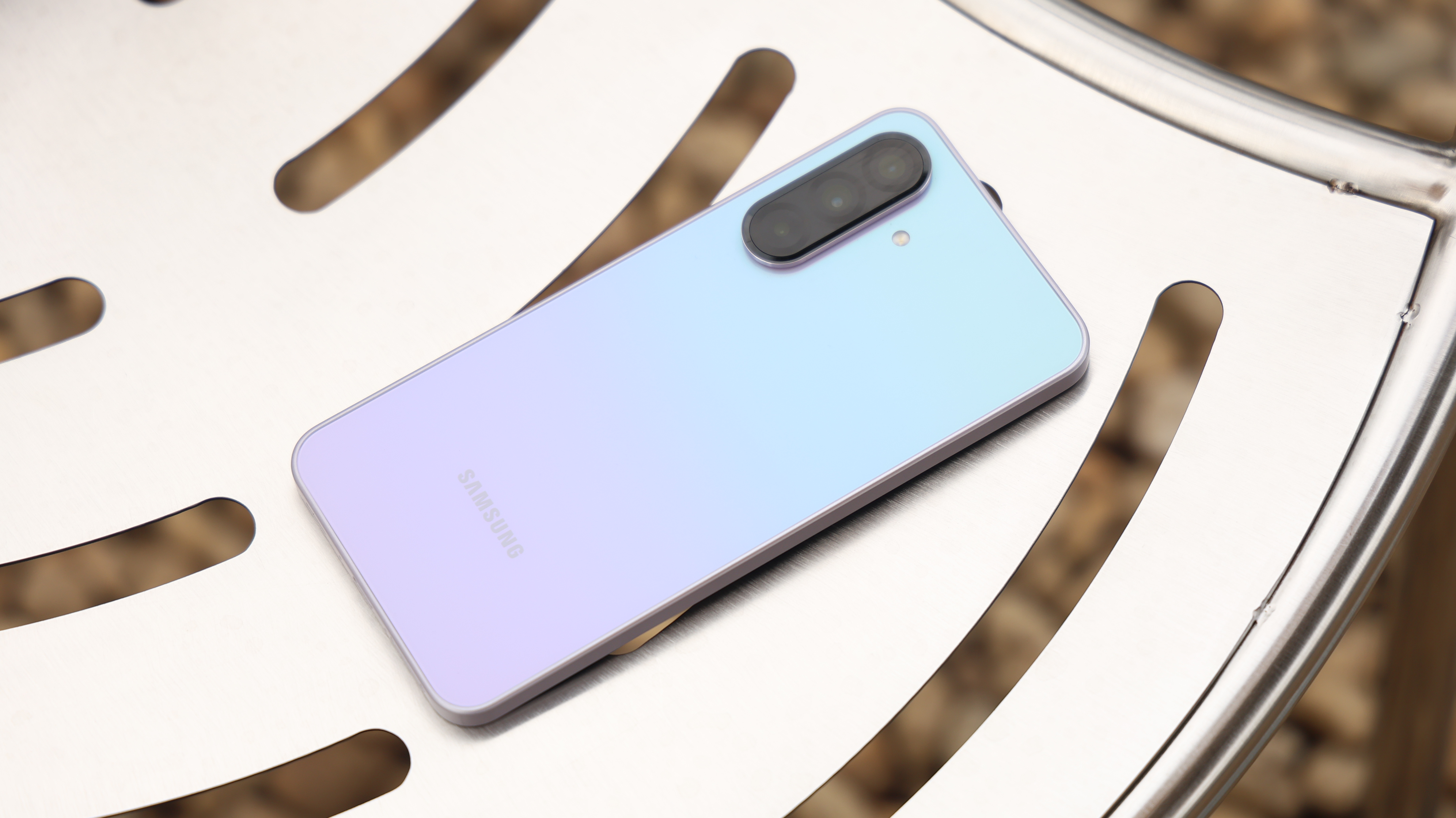 Galaxy A36 5G vừa debut, có thực là “tân binh khủng long” như đồn đại?