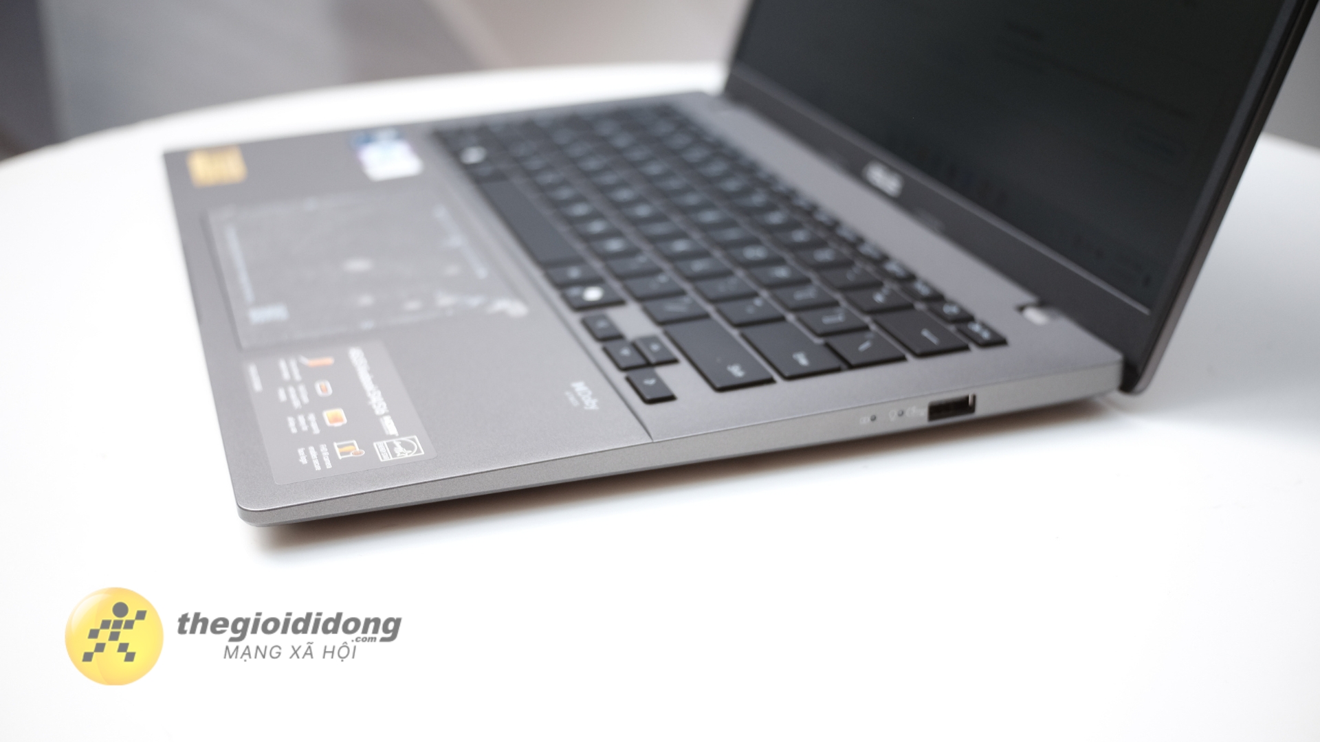 Cạnh phải trang bị cổng USB-A và các đèn tín hiệu. Cạnh phải trang bị cổng USB-A và các đèn tín hiệu.