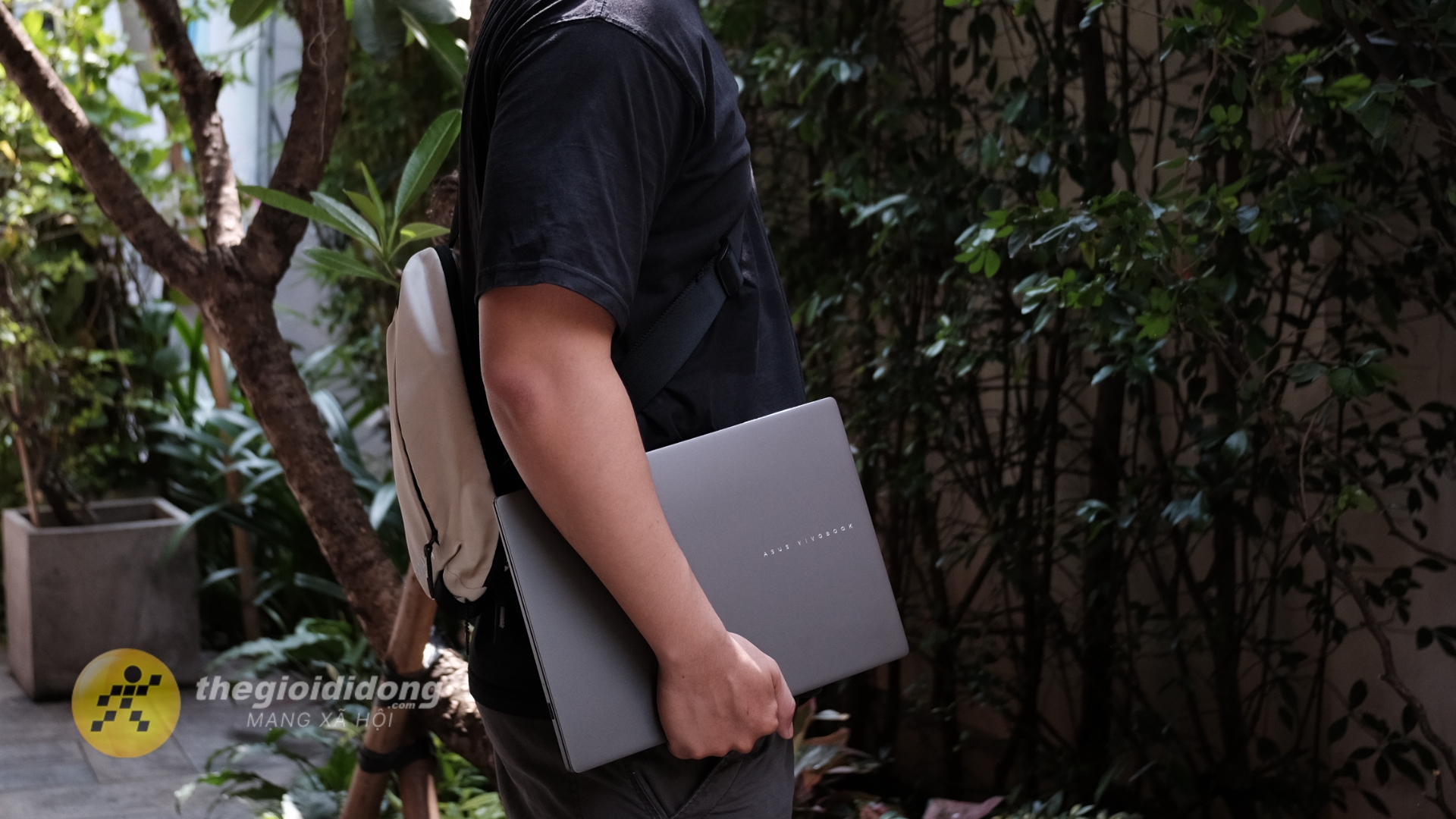 Mình cũng có thể lựa chọn màu sắc phù hợp với cá tính mỗi người với 2 màu Cool Silver (bạc) và Matte Gray (xám). Mình cũng có thể lựa chọn màu sắc phù hợp với cá tính mỗi người với 2 màu Cool Silver (bạc) và Matte Gray (xám).