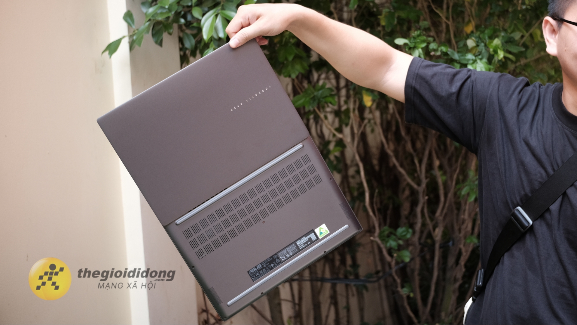 Vivobook S14 với trọng lượng cực nhẹ, thậm chí có thể cầm bằng 2 ngón tay. Vivobook S14 với trọng lượng cực nhẹ, thậm chí có thể cầm bằng 2 ngón tay.