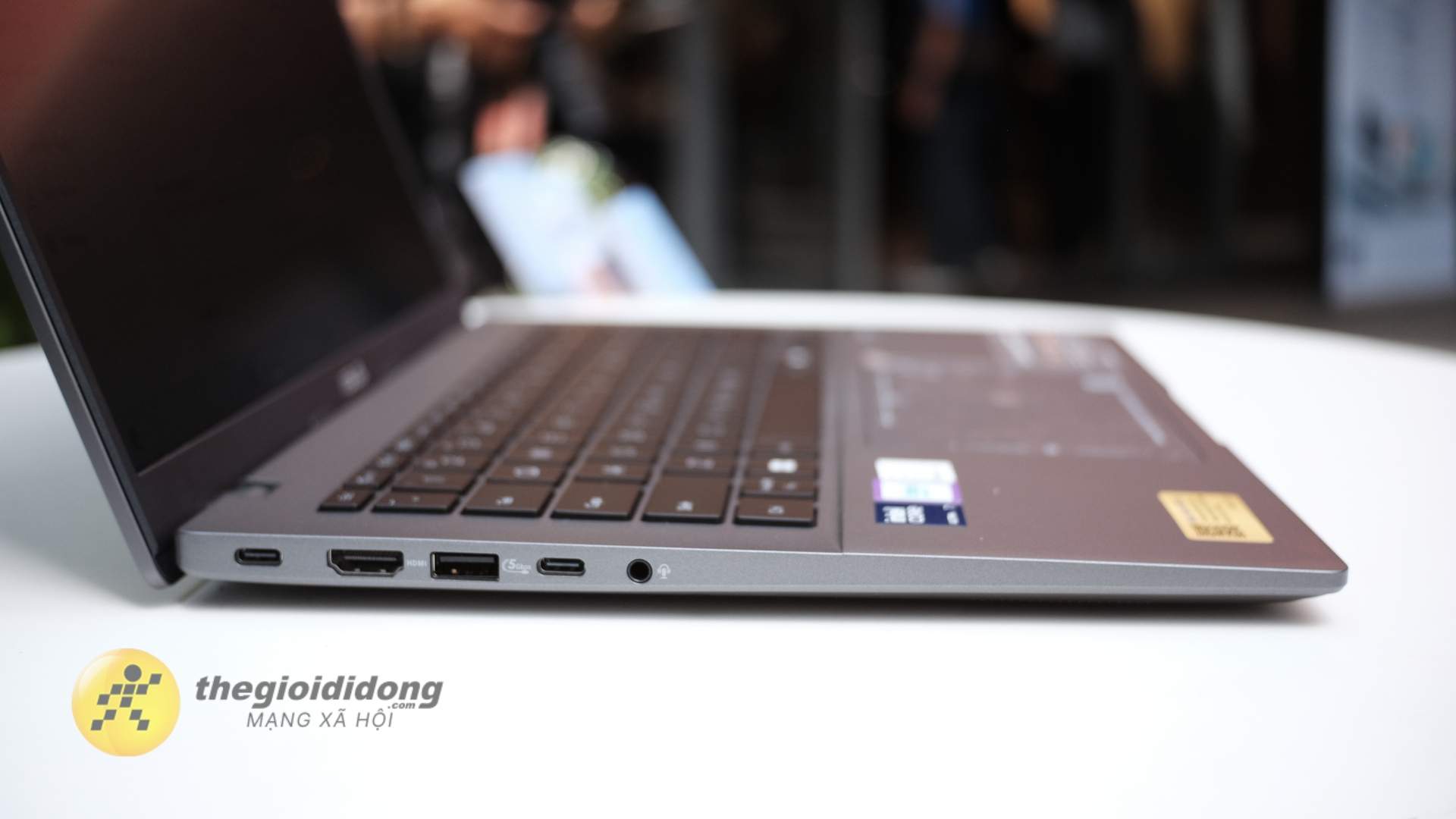 ASUS Vivobook trang bị đầy đủ các cổng sạc. ASUS Vivobook trang bị đầy đủ các cổng sạc.