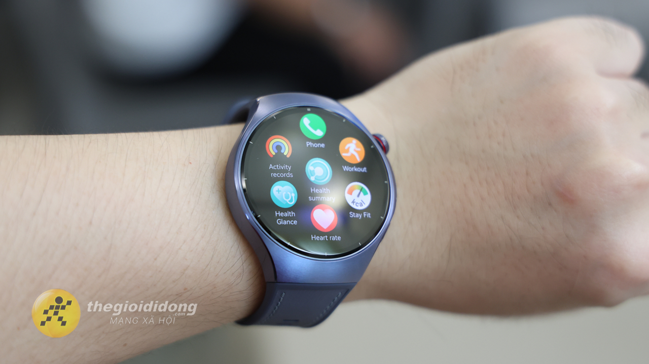 HUAWEI Watch 5 có thiết kế nhỏ gọn và đầy nhẹ nhàng khi đeo trên cổ tay. HUAWEI Watch 5 có thiết kế nhỏ gọn và đầy nhẹ nhàng khi đeo trên cổ tay.