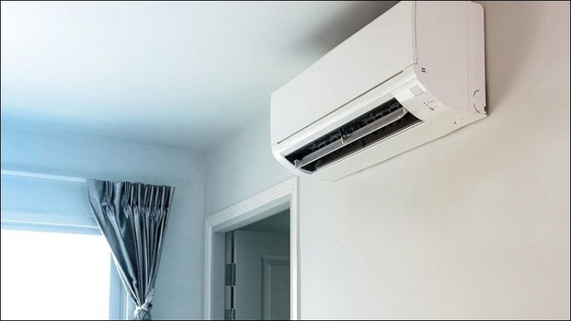 Bạn nên mở cửa sổ để không khí lưu thông và tránh dùng điều hòa trong phòng kín để giảm nguy cơ lây nhiễm