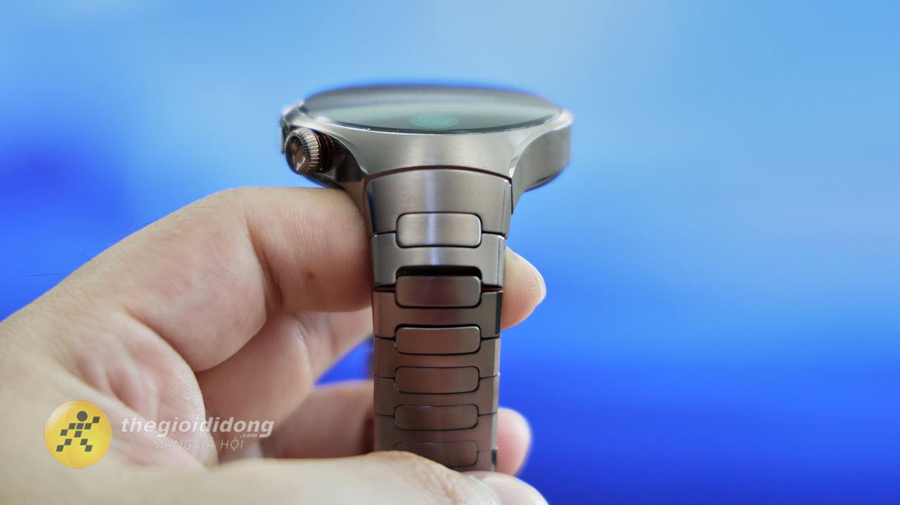 Chất liệu khung viền và dây đeo được làm bằng titanium nên rất cứng cáp và sang trọng. Chất liệu khung viền và dây đeo được làm bằng titanium nên rất cứng cáp và sang trọng.