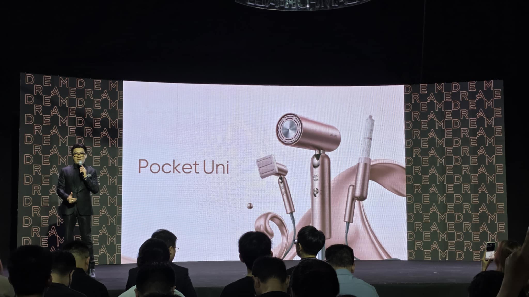DREAME Pocket Uni là máy sấy tóc có thiết kế xuất sắc nhất năm 2024. DREAME Pocket Uni là máy sấy tóc có thiết kế xuất sắc nhất năm 2024.