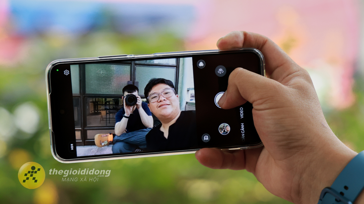 Camera phụ 0.08 MP hỗ trợ xóa phông nhưng chất lượng chỉ ở mức trung bình. Camera selfie 5 MP cho ảnh tự sướng đủ dùng, với màu sắc không đẹp lắm. Tính năng chụp ảnh bằng cử chỉ giúp dễ dàng thao tác, đặc biệt khi sử dụng camera trước. Video quay ở 1080p, ổn định cho nhu cầu cơ bản. Camera phụ 0.08 MP hỗ trợ xóa phông nhưng chất lượng chỉ ở mức trung bình. Camera selfie 5 MP cho ảnh tự sướng đủ dùng, với màu sắc không đẹp lắm. Tính năng chụp ảnh bằng cử chỉ giúp dễ dàng thao tác, đặc biệt khi sử dụng camera trước. Video quay ở 1080p, ổn định cho nhu cầu cơ bản.