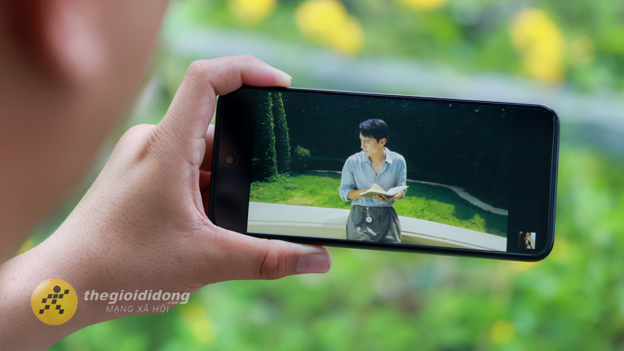 Trên tay TCL 605: Smartphone giá rẻ với camera 50MP và pin khủng Trên tay TCL 605: Smartphone giá rẻ với camera 50MP và pin khủng