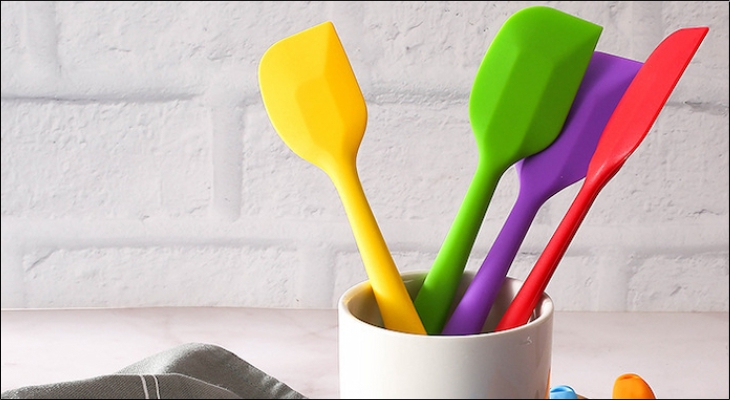 Spatula (hay còn gọi là phới dẹt) rất hữu ích để vét sạch bột/kem trên thành tô và thực hiện thao tác trộn gập nhẹ nhàng