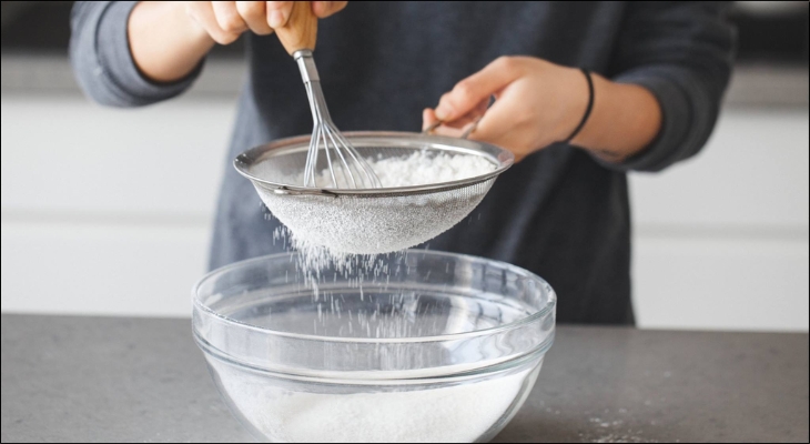 Có nhiều loại rây khác nhau như rây cầm tay, rây có tay quay, hoặc rây đặt trên tô