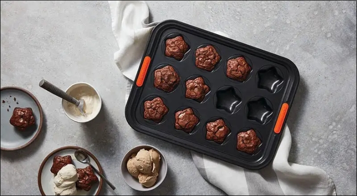 Nếu bạn cần khay có khả năng chống dính, bạn có thể cân nhắc các loại khay chống dính và khay silicone