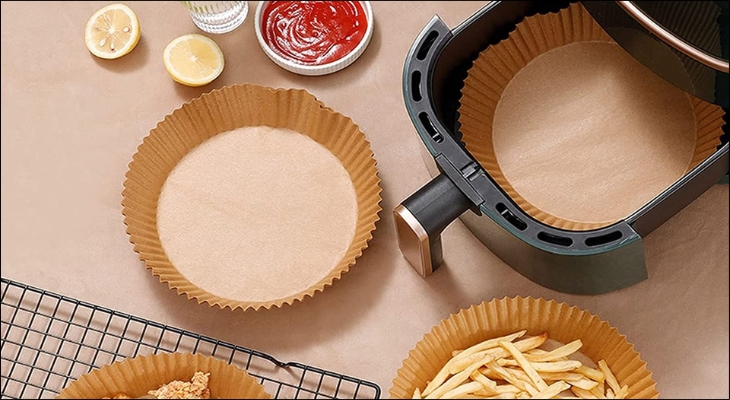 Giấy nến được tráng một lớp silicon chống dính, giúp bánh không bị dính vào khuôn hay khay nướng trong quá trình nướng bánh