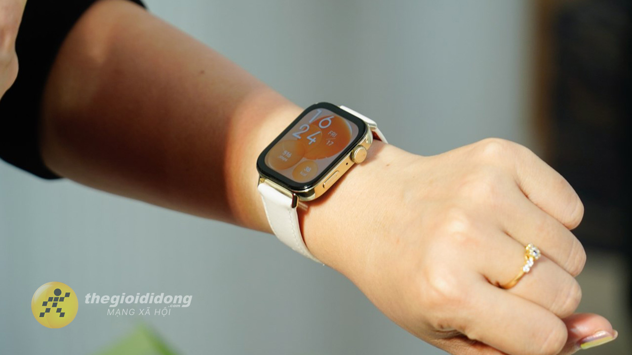 Cả hai mẫu smartwatch này sẽ có chút khác biệt khi đeo trên cổ tay. Cả hai mẫu smartwatch này sẽ có chút khác biệt khi đeo trên cổ tay.