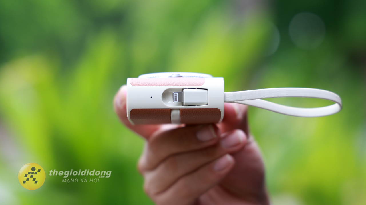 Phần Micro Đặt Bên Cạnh Phải, Tiện Cho Việc Đàm Thoại Khi Kết Nối Từ Điện Thoại. Phần Micro Đặt Bên Cạnh Phải, Tiện Cho Việc Đàm Thoại Khi Kết Nối Từ Điện Thoại.