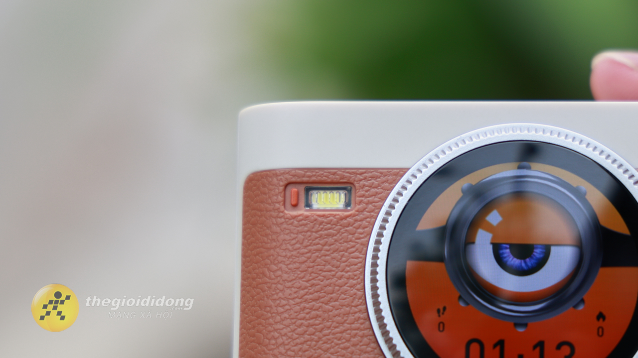 Bộ Phận Đèn Pin Được Đặt Cạnh Màn Hình Ngoài, Không Khác Gì Đèn Flash Của Một Chiếc Camera. Bộ Phận Đèn Pin Được Đặt Cạnh Màn Hình Ngoài, Không Khác Gì Đèn Flash Của Một Chiếc Camera.