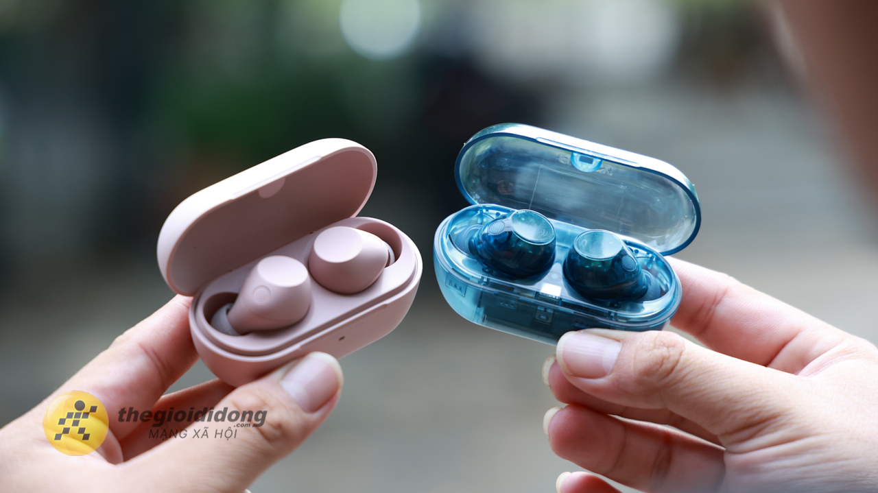 Phiên bản màu xanh (bên phải) và phiên bản màu hồng (bên trái). Phiên bản màu xanh (bên phải) và phiên bản màu hồng (bên trái).