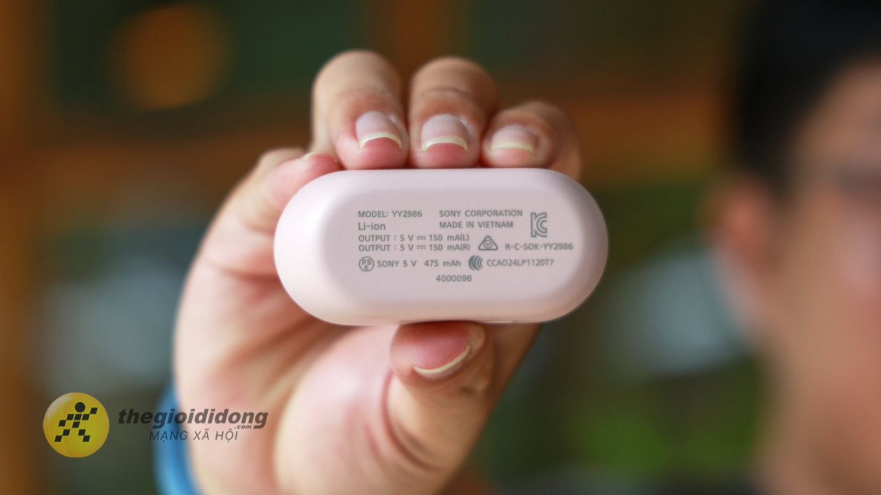 Thông tin chi tiết của tai nghe được in dưới đáy hộp, người dùng có thể xem qua. Thông tin chi tiết của tai nghe được in dưới đáy hộp, người dùng có thể xem qua.