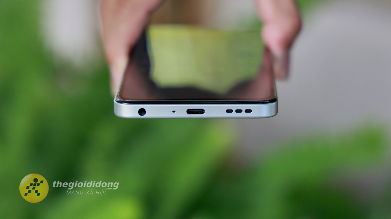 Cạnh đáy OPPO A5x trang bị micro, dải loa chính, khe cắm SIM và cổng sạc USB-C. Cạnh đáy OPPO A5x trang bị micro, dải loa chính, khe cắm SIM và cổng sạc USB-C.
