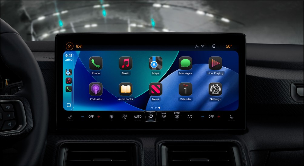 Trên iOS 26, CarPlay đã nhận được bản nâng cấp mạnh mẽ, tích hợp thiết kế Liquid Glass đồng bộ với giao diện iOS