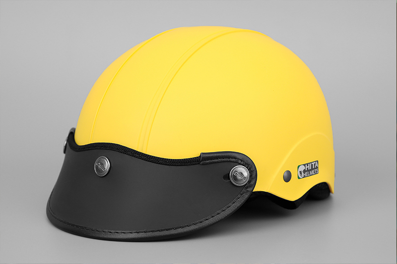 Mũ bảo hiểm Chita CT31 màu vàng nhạt, kiểu nửa đầu nhỏ gọn, hiện đại.