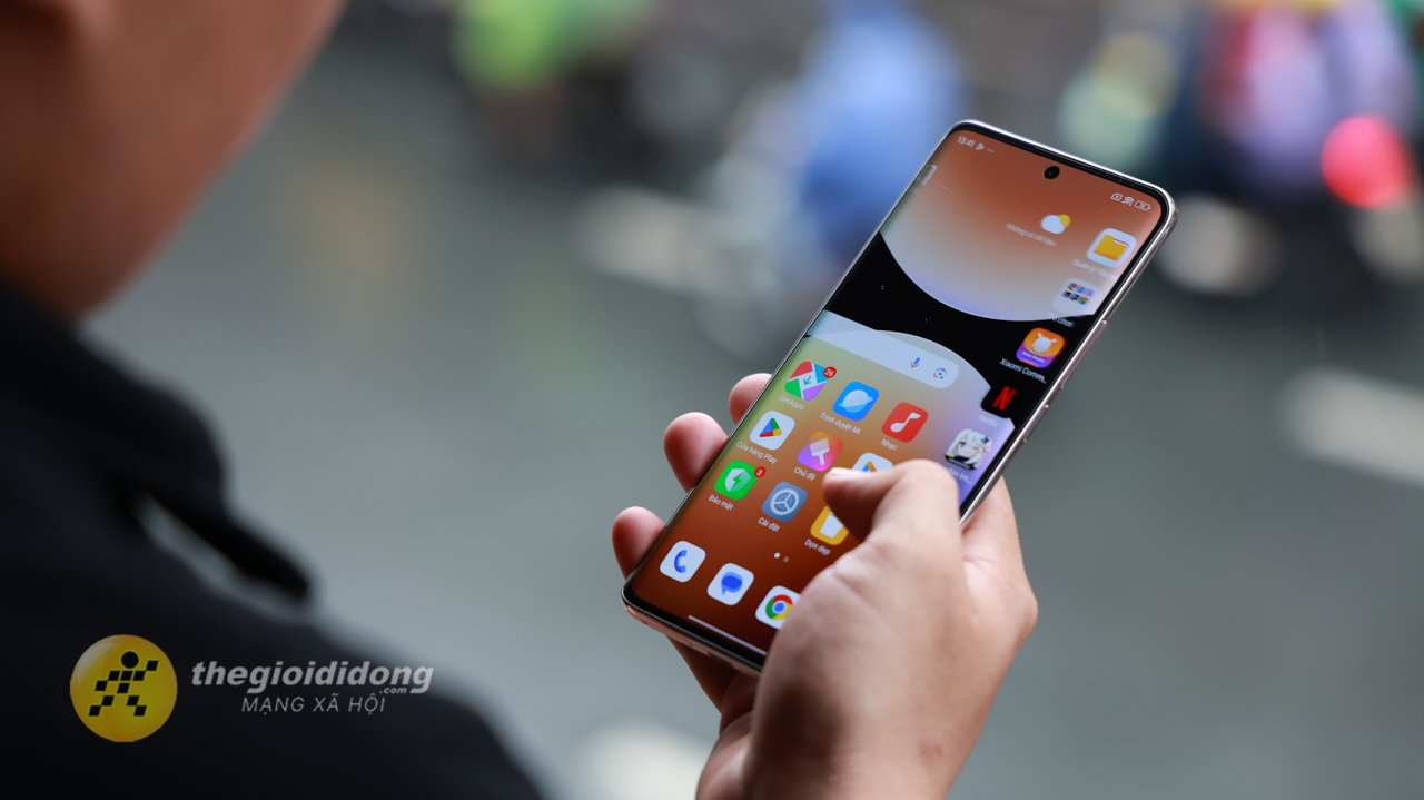 Trên Tay Xiaomi Redmi Note 14 Pro Plus 5G Vàng Cát: Đỉnh Cao Smartphone Tầm Trung Trên Tay Xiaomi Redmi Note 14 Pro Plus 5G Vàng Cát: Đỉnh Cao Smartphone Tầm Trung